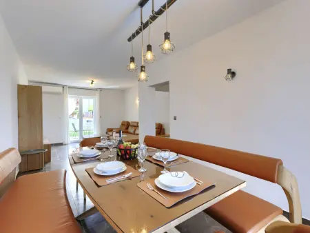 Maison Enka à Banjole : piscine chauffée, 10 personnes : photo 11
