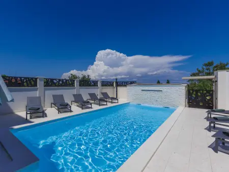 Maison Enka à Banjole : piscine chauffée, 10 personnes : photo 15