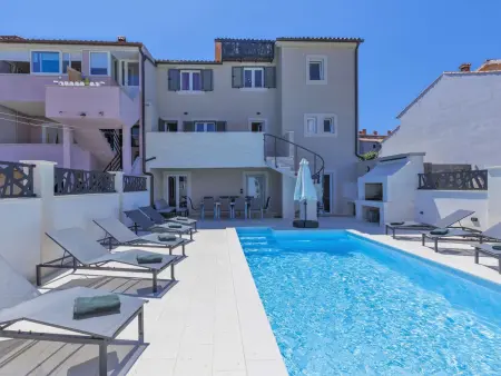 Maison Enka à Banjole : piscine chauffée, 10 personnes : photo 16