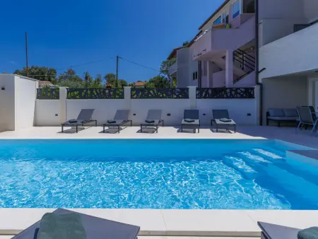 Maison Enka à Banjole : piscine chauffée, 10 personnes : photo 26