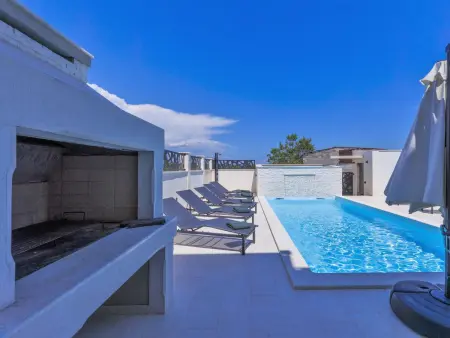 Maison Enka à Banjole : piscine chauffée, 10 personnes : photo 27