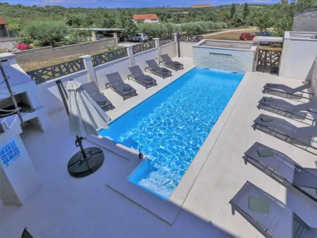Maison Enka à Banjole : piscine chauffée, 10 personnes : photo 28