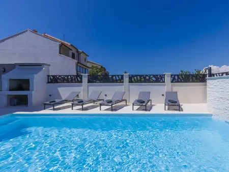 Maison Enka à Banjole : piscine chauffée, 10 personnes : photo 39