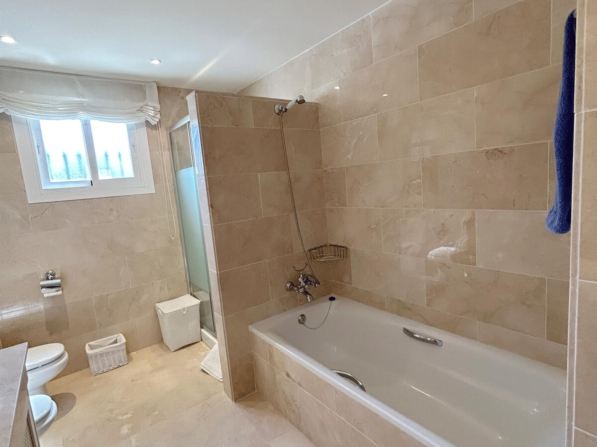Villa Maisa, 4 chambres à Marbella avec piscine débordement - Photo 18