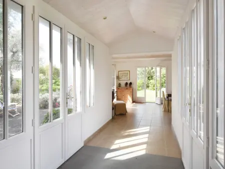 Location villa à La Couarde sur Mer, Maison de village lumineuse avec jardin près de la plage