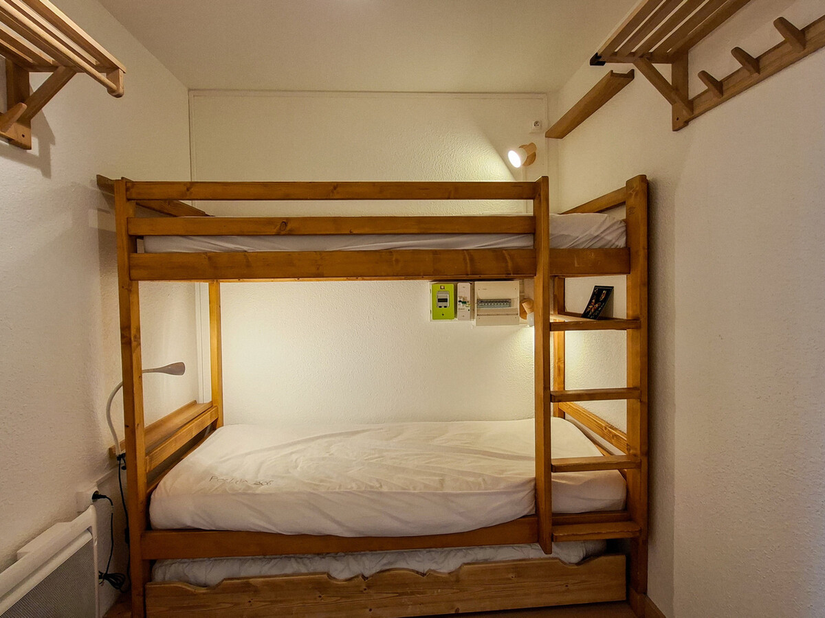 Studio cabine rénové 25m² balcon sud, proche pistes - Photo 8