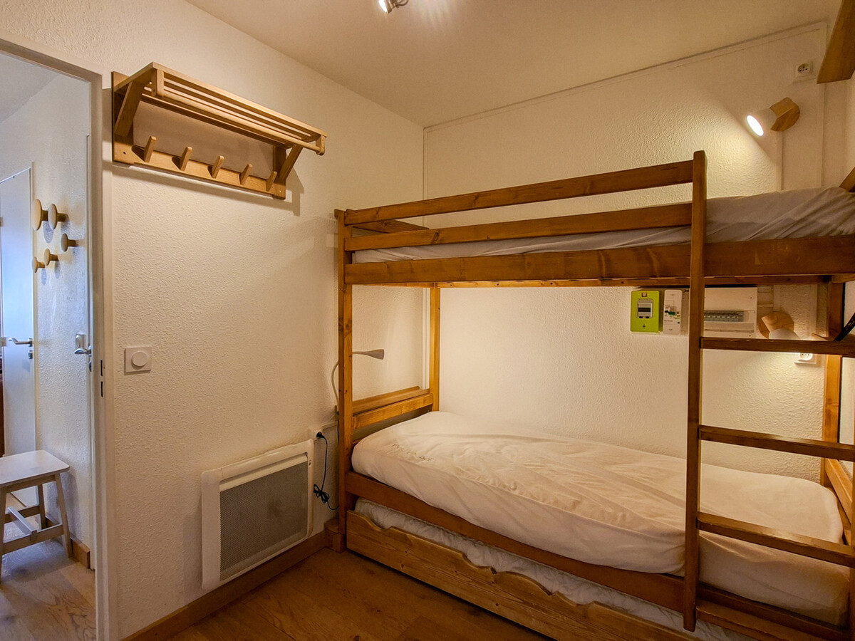 Studio cabine rénové 25m² balcon sud, proche pistes - Photo 9