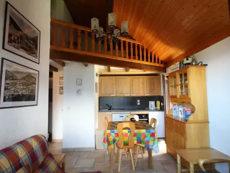 Location appartement à Les Carroz d'Arâches, Appartement cosy 6 pers. au pied des pistes, balcon sud-ouest, proche centre, ski-in/ski-out