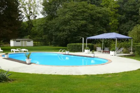 Location villa à Liglet, Villa en bord de rivière à Liglet avec piscine