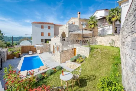 Location maison à PAZIN, Maison de Vacances Pazin Piscine