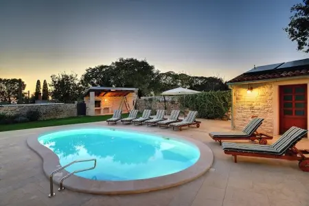 Location maison à Bale, Maison à Golàs avec Piscine Privée