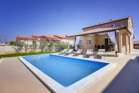 Location villa à VALBANDON, Villa moderne avec piscine privée près de la plage