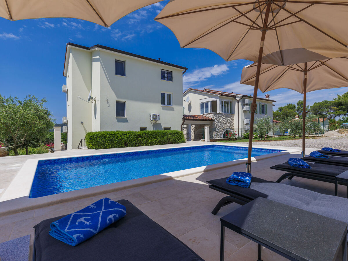 Villa Camellia à Trget : maison 3 étages avec piscine privée - Photo 1