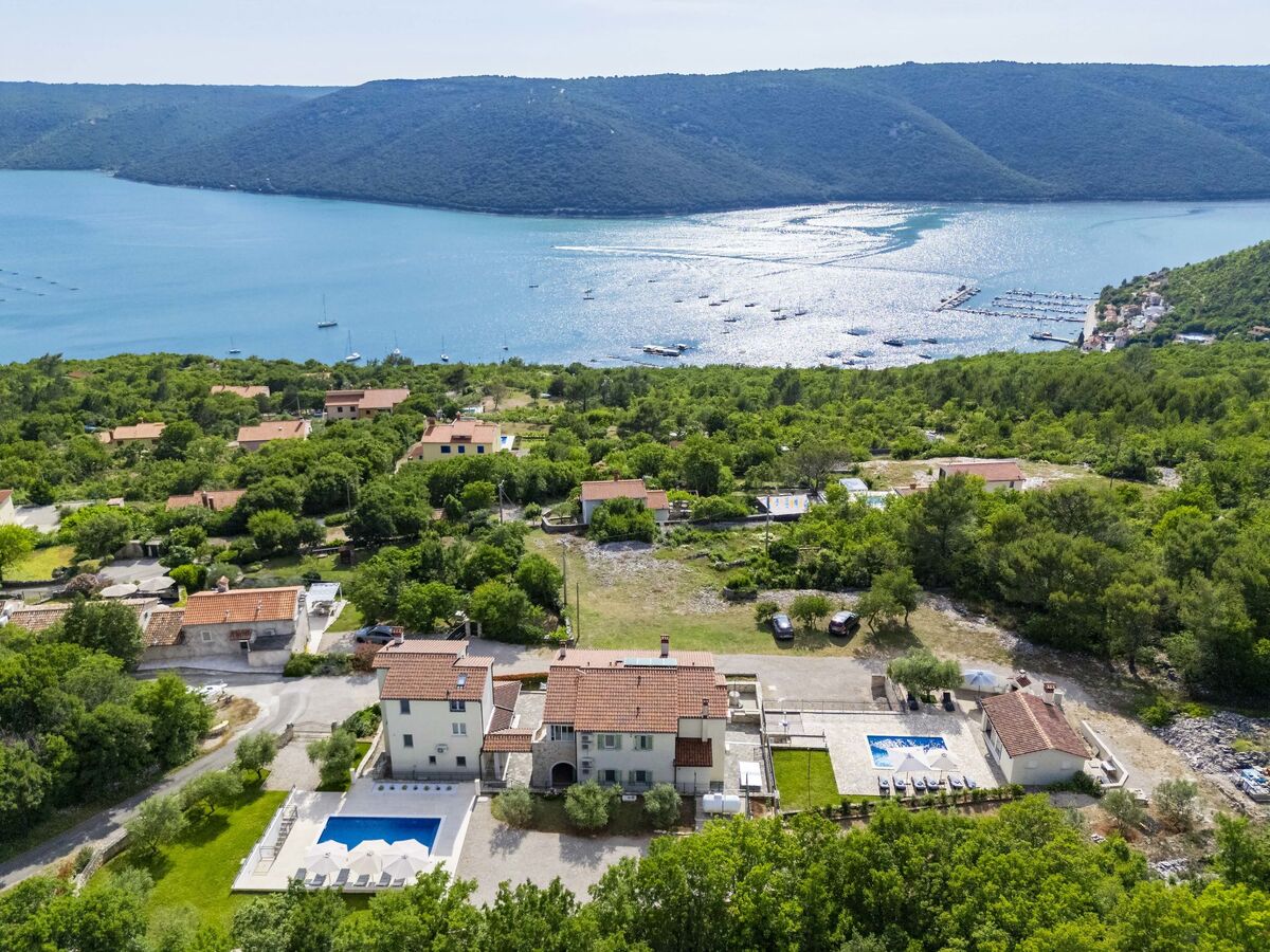 Villa Camellia à Trget : maison 3 étages avec piscine privée - Photo 2