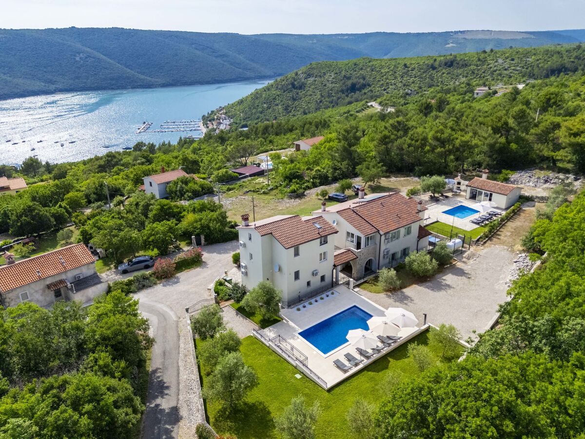 Villa Camellia à Trget : maison 3 étages avec piscine privée - Photo 3