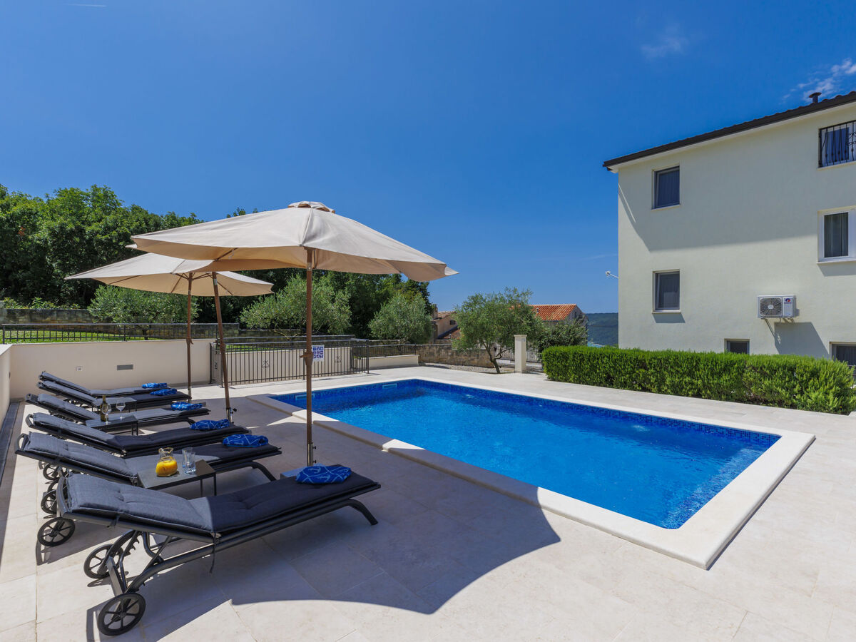 Villa Camellia à Trget : maison 3 étages avec piscine privée - Photo 4