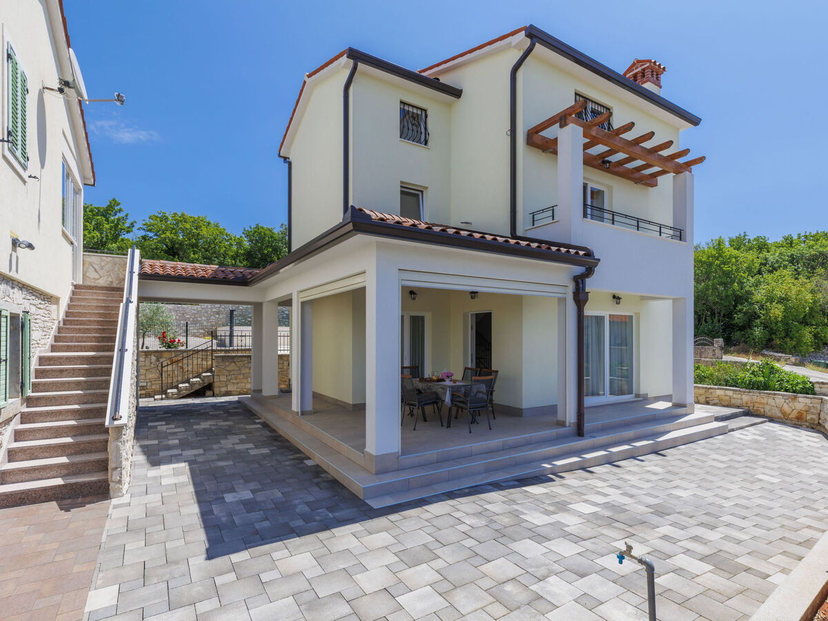 Villa Camellia à Trget : maison 3 étages avec piscine privée - Photo 6