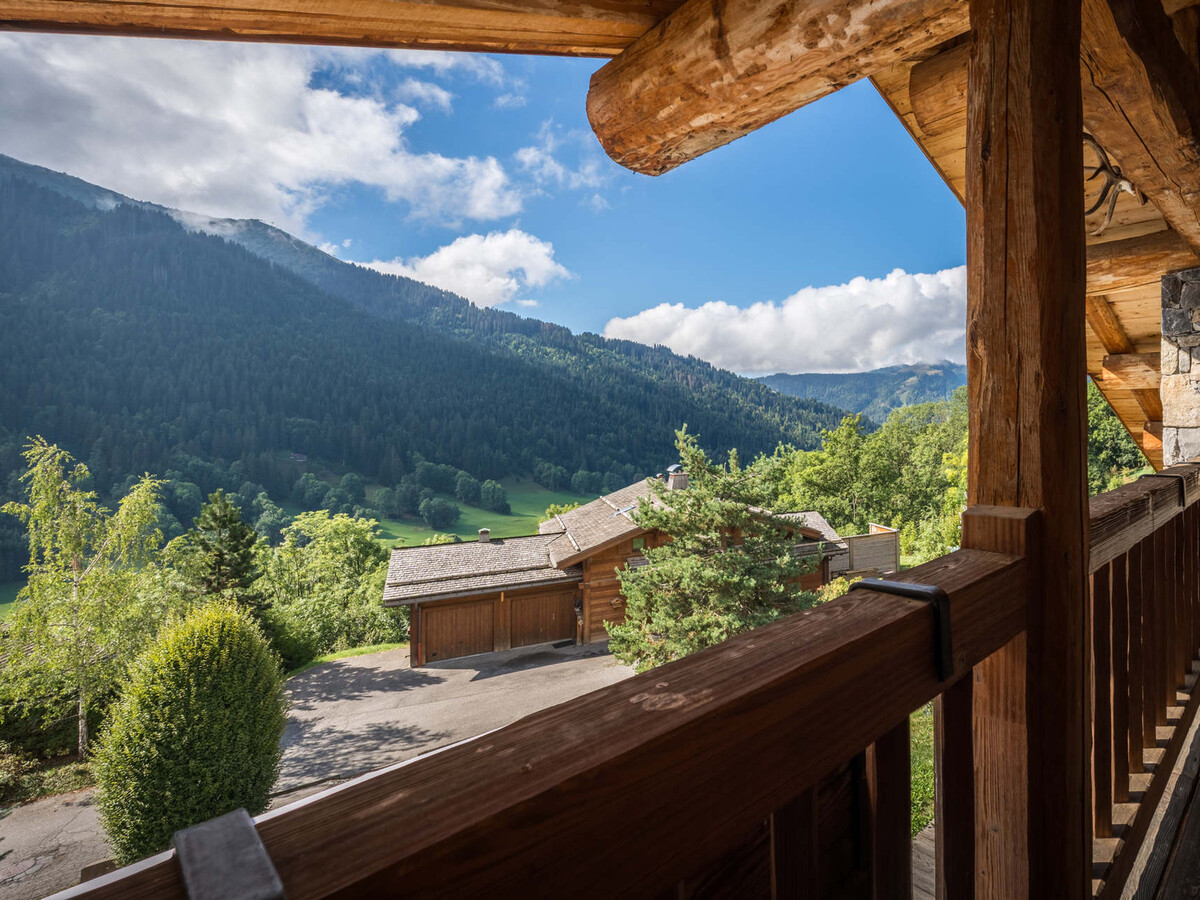 Chalet 5 chambres La Clusaz, terrasse Sud, vue Aravis - Photo 3