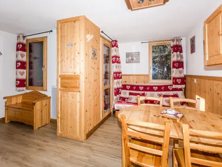 Location appartement à Bellentre, Studio rénové à Montchavin La Plagne, proche pistes et commerces, balcon, casier à skis, parking gratuit