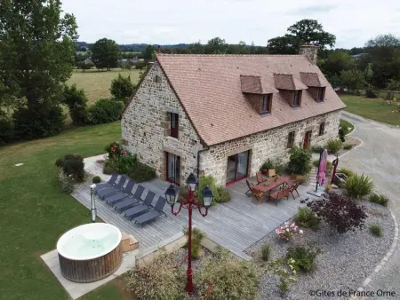 Location gite à Saint Patrice du Désert, Maison spacieuse avec jardin, spa et salle de jeux