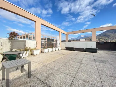 Superbe T2 avec terrasse de 60m² et parking privé à Annecy - Photo 1