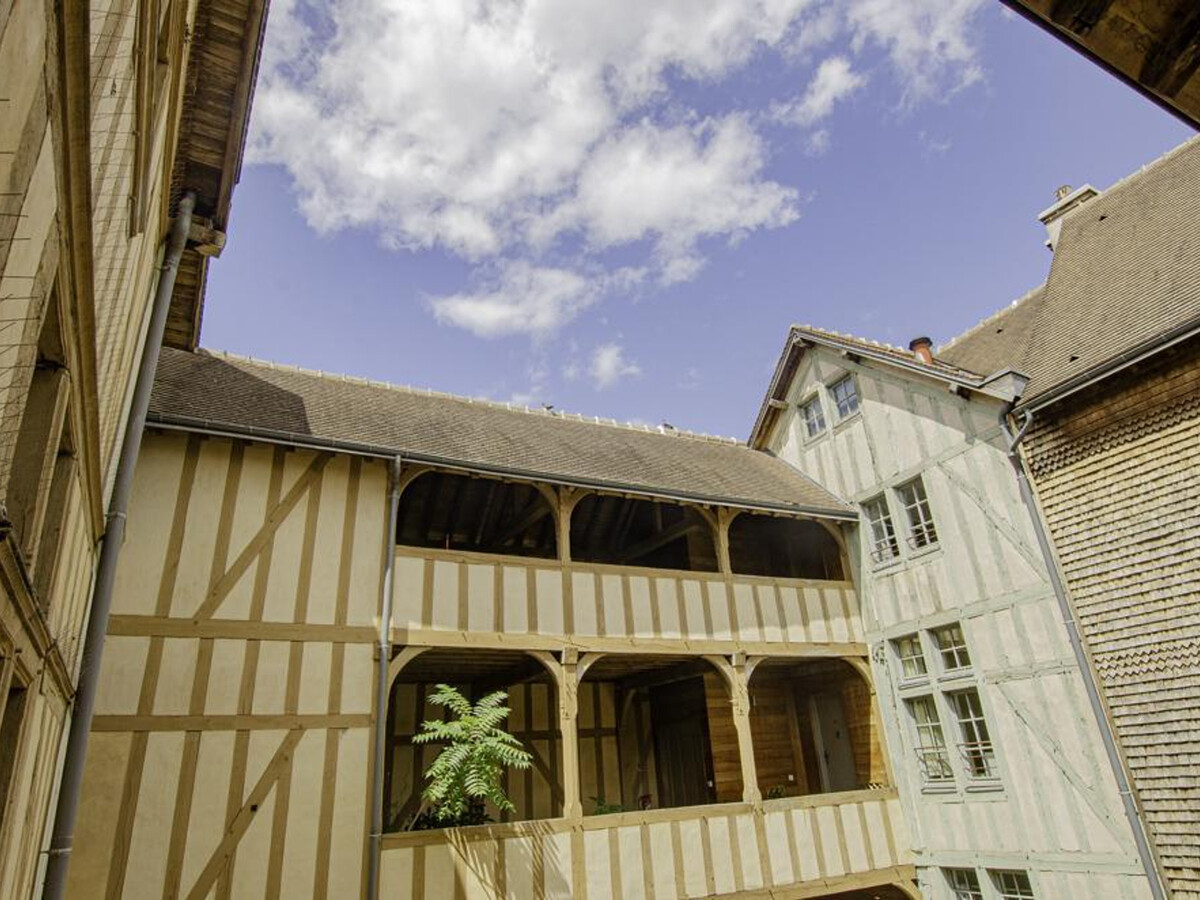 Triplex médiéval à Troyes, 6 pers., vue église - Photo 6
