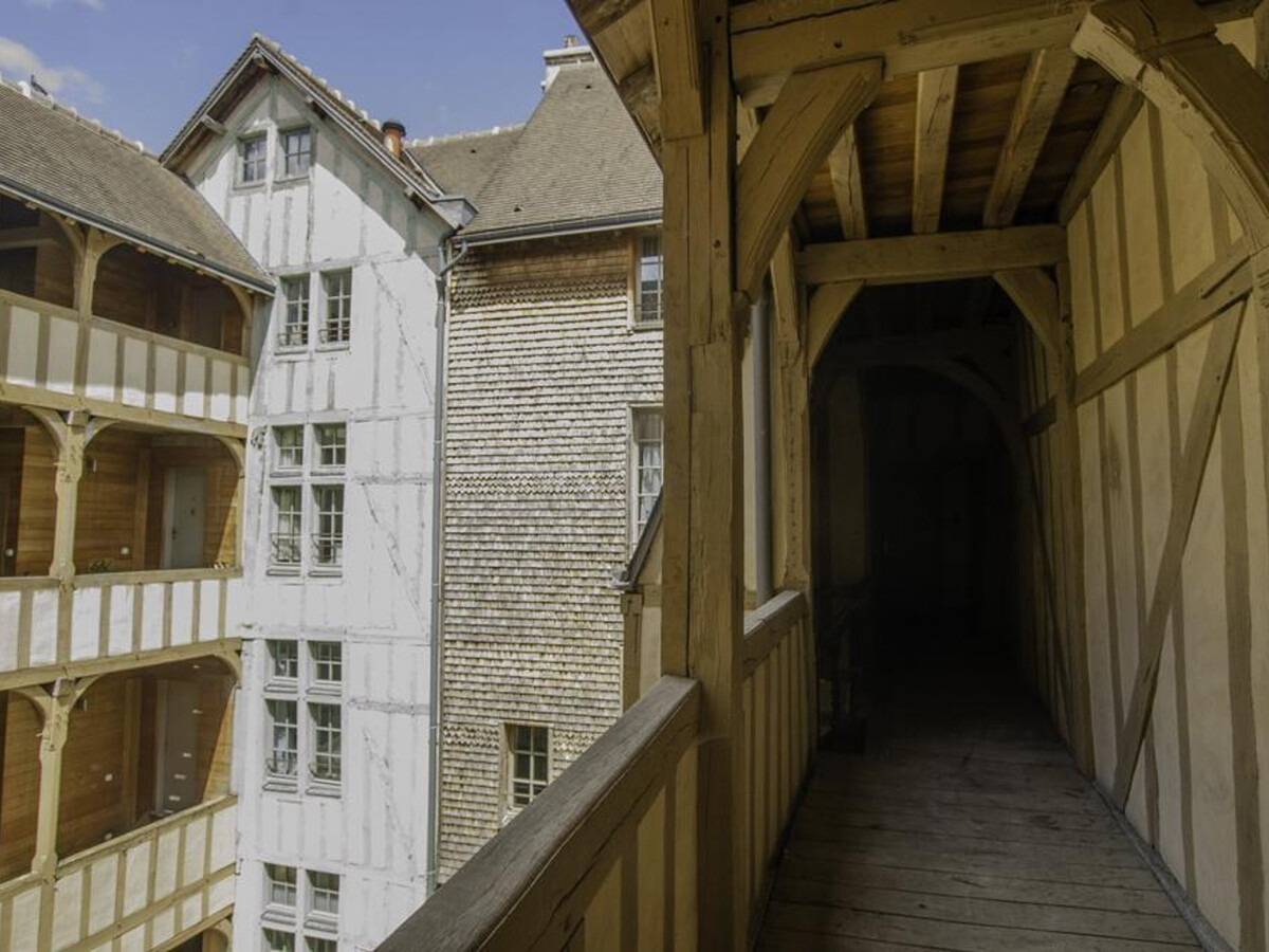 Triplex médiéval à Troyes, 6 pers., vue église - Photo 8