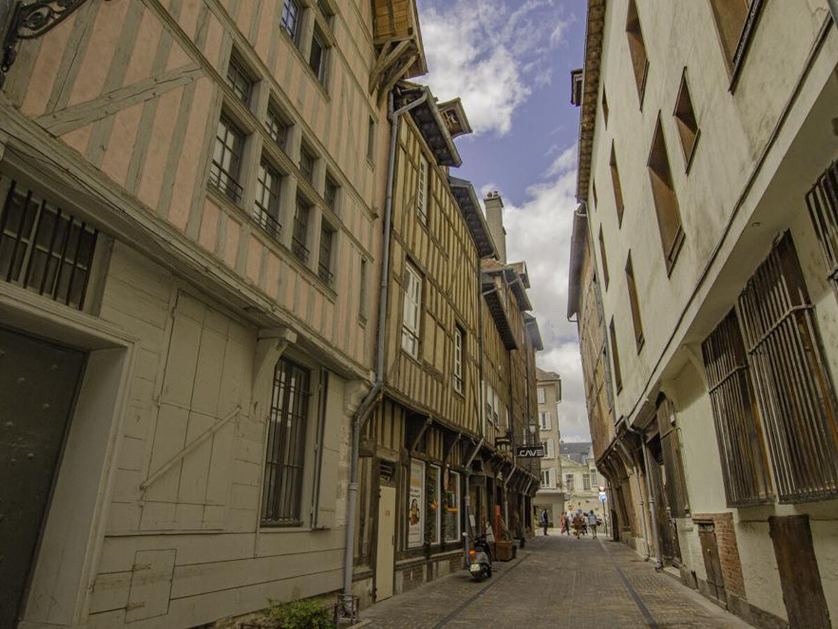 Triplex médiéval à Troyes, 6 pers., vue église - Photo 24