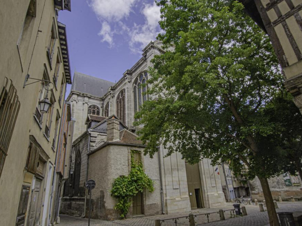 Triplex médiéval à Troyes, 6 pers., vue église - Photo 26