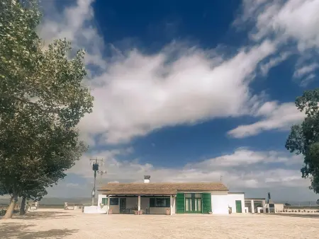 Location gite à Deltebre, Maison de campagne restaurée avec 4 chambres, barbecue et Wi-Fi, idéale pour les amoureux de la nature
