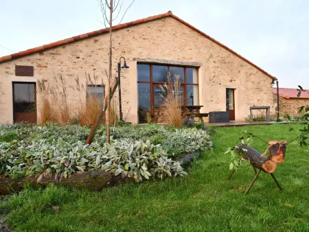 Location gite à Cheffois, Gîte rénové avec piscine intérieure, accessible PMR, en plein cœur du Bocage Vendéen.
