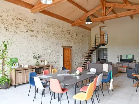 Grand gîte rénové, piscine intérieure chauffée, 14 pers. à Cheffois : photo 3
