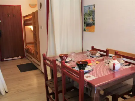 Location appartement à Vars, Studio cabine & coin montagne avec balcon, 4 couchages, à 100m des pistes - Vars