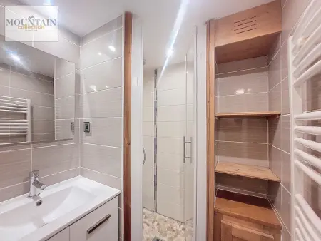 Studio rénové, lumineux avec balcon, près des pistes, parking inclus - Photo 5