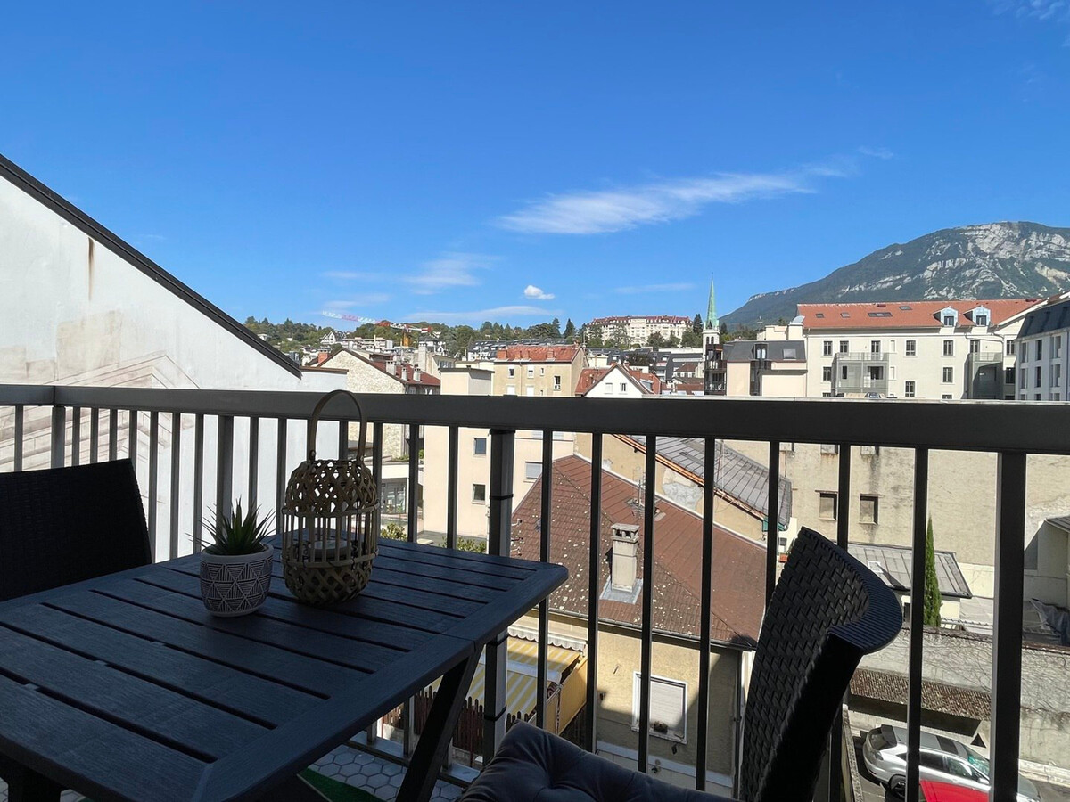 Studio lumineux centre-ville avec balcon et parking couvert - Photo 1