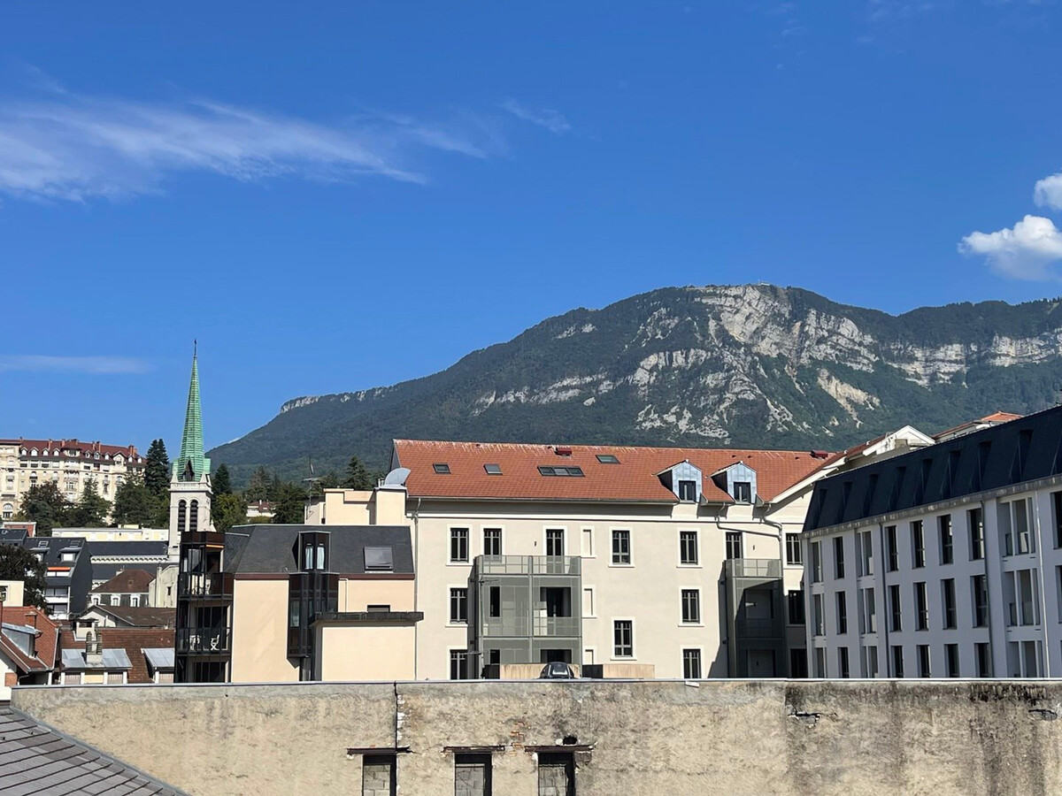 Studio lumineux centre-ville avec balcon et parking couvert - Photo 2