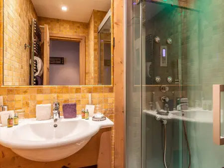 Appartement 81m² Courchevel 1850, balcon, baignoire balnéo : photo 9