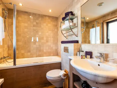 Appartement 81m² Courchevel 1850, balcon, baignoire balnéo : photo 10