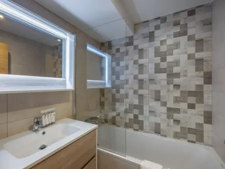 Appartement moderne proche des pistes avec parking à Courchevel : photo 8