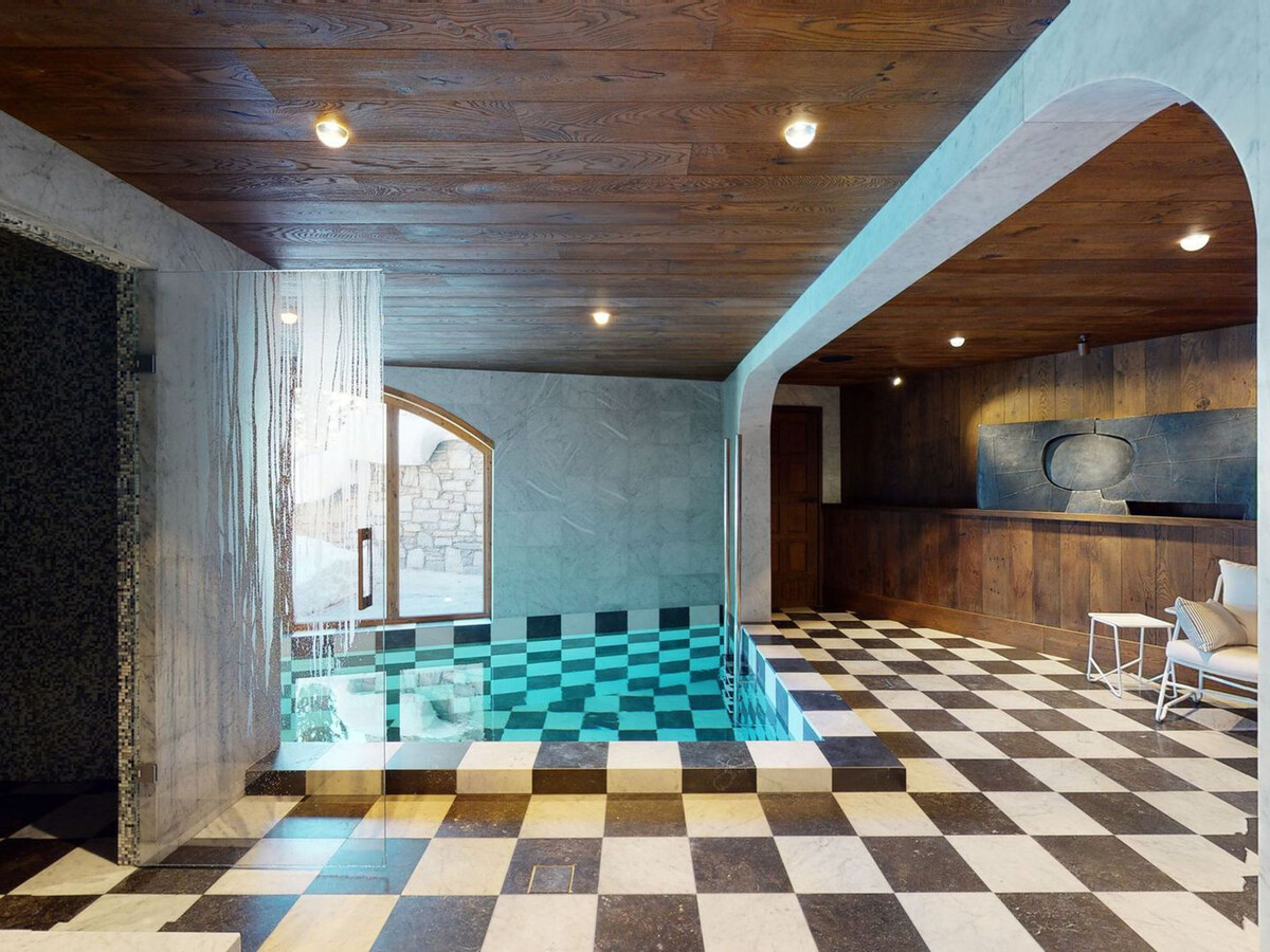 Chalet 450m² skis aux pieds, piscine chauffée, chef à Val-d'Isère - Photo 2