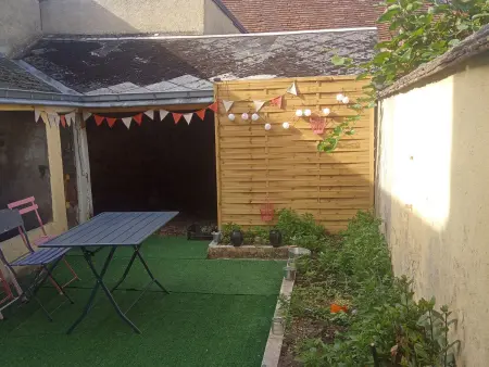 Location gite à Châteaudun, Élégante maison de ville avec cour intérieure, centre de Châteaudun, proche sites touristiques