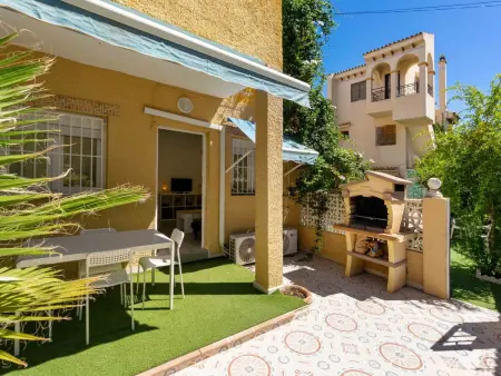 Maison Elena – Torrevieja, piscine à 650 m de la plage : photo 2