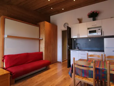 Location appartement à Huez, Studio cosy pour 4 à LAlpe dHuez, proche pistes et commerces, balcon sud, casier à skis.