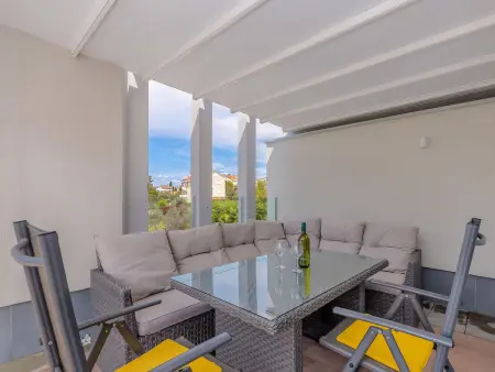 Maison Nika à Malinska : piscine chauffée, 350 m de la mer : photo 14