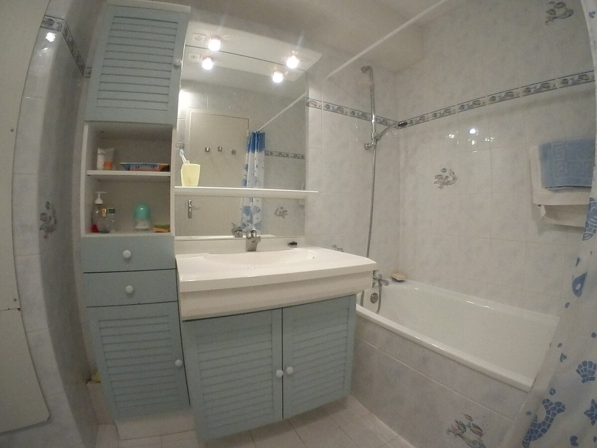 Studio rénové 23m² balcon, accès direct aux pistes - Photo 7