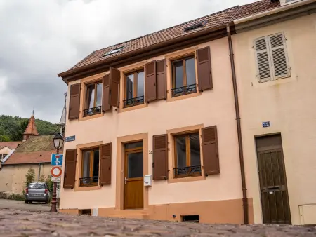 Location gite à Thann, Maison rénovée au cœur de Thann : 3 chambres, cuisine équipée, proche randonnées et villes alsaciennes
