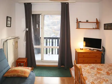 Studio 4 pers. aux Orres, départ skis aux pieds, vue pistes : photo 2