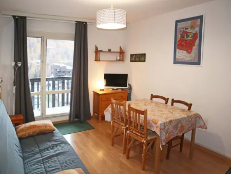 Studio 4 pers. aux Orres, départ skis aux pieds, vue pistes : photo 4