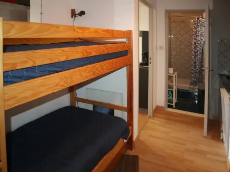 Studio 4 pers. aux Orres, départ skis aux pieds, vue pistes : photo 5