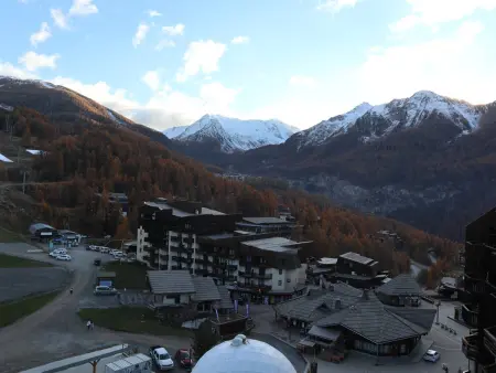 Studio 4 pers. aux Orres, départ skis aux pieds, vue pistes : photo 8